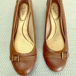 Women’s size 10 LifeStride brown flats -NEVER WORN